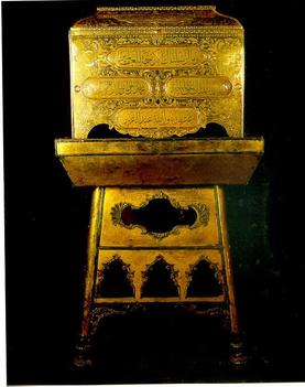 The gold chest containing the Holy Mantle