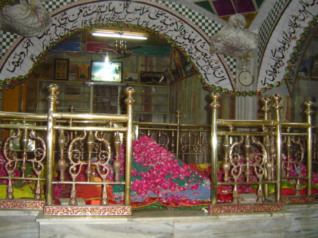ahmed raza tomb inside