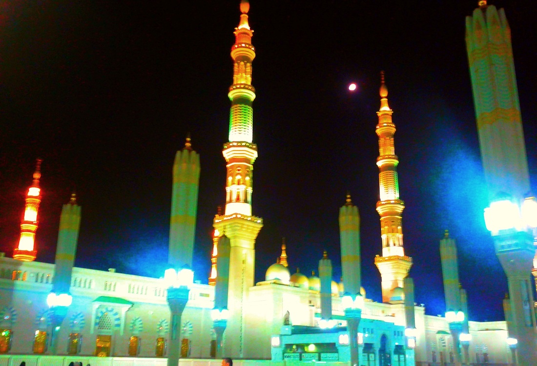 inside masjid e nabvi night moon